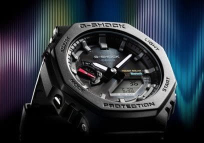 Reloj Casio G-Shock esfera negra con toques azul y rojo y exterior del mismo color.