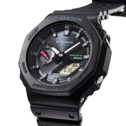 Reloj Casio G-Shock esfera negra con toques azul y rojo y exterior del mismo color.