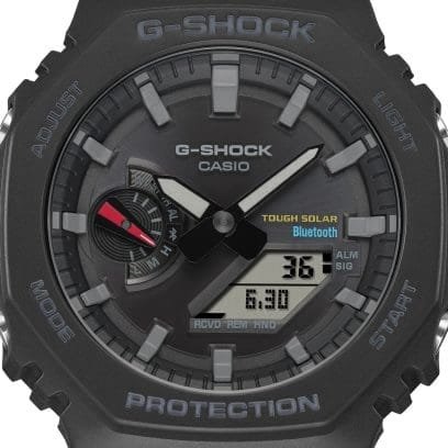 Reloj Casio G-Shock esfera negra con toques azul y rojo y exterior del mismo color.