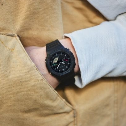 Reloj Casio G-Shock esfera negra con toques azul y rojo y exterior del mismo color.