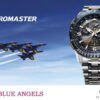 Reloj Citizen esfera azul con toques blancos y amarillos y exterior igual con correa plateada de acero inoxidable.