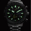 Reloj Citizen esfera que combina colores azules con verdes con toques blancos y amarillos y exterior igual con correa negra de acero inoxidable.