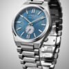 Reloj Citizen con esfera de color azul eléctrico y exterior de acero en color plata.