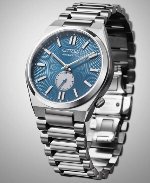 2 Reloj Citizen con esfera de color azul eléctrico y exterior de acero en color plata.