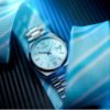 Reloj Citizen con esfera de color azul turquesa y exterior de acero en color plata.