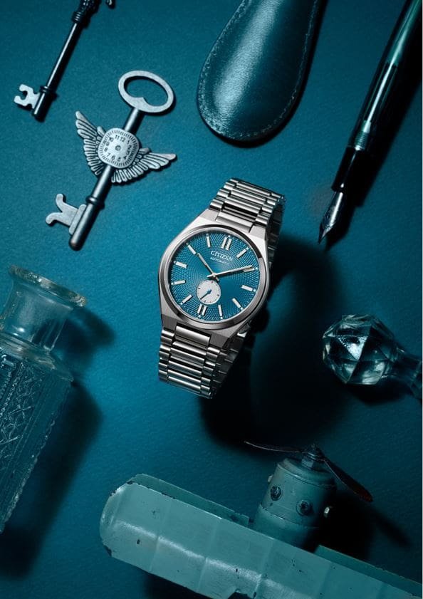 3 Reloj Citizen con esfera de color azul eléctrico y exterior de acero en color plata.