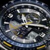Reloj Citizen esfera azul con toques blancos y amarillos y exterior igual con correa plateada de acero inoxidable.