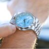 Reloj Citizen con esfera de color azul turquesa y exterior de acero en color plata.