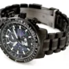Reloj Citizen esfera que combina colores azules con verdes con toques blancos y amarillos y exterior igual con correa negra de acero inoxidable.