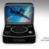 Reloj Citizen esfera azul con toques blancos y amarillos y exterior igual con correa plateada de acero inoxidable.