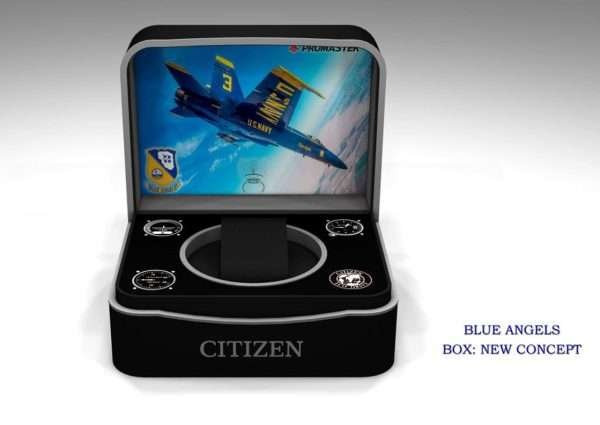 Reloj Citizen esfera azul con toques blancos y amarillos y exterior igual con correa plateada de acero inoxidable.