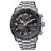 Reloj Citizen esfera azul con toques blancos y amarillos y exterior igual con correa plateada de acero inoxidable.