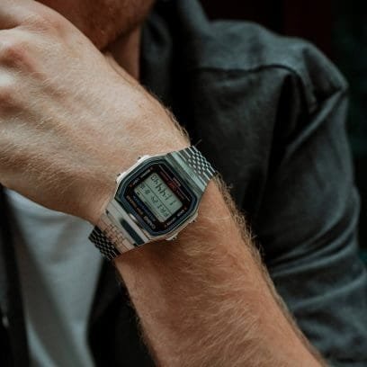 Reloj Casio Collection esfera plateada con esfera digital y exterior plateado.