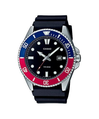 Reloj Casio con esfera negra y con la correa del mismo color aunque la caja es bicolor azul y roja.