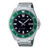 Reloj Casio con esfera negra y la carcasa de color verde mientras que la correa es plateada.