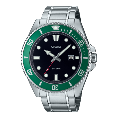 Reloj Casio con esfera negra y la carcasa de color verde mientras que la correa es plateada.