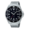 Reloj Casio con esfera negra y exterior del mismo color con una correa plateada de acero inoxidable.