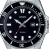 Reloj Casio con esfera negra y exterior del mismo color con una correa plateada de acero inoxidable.