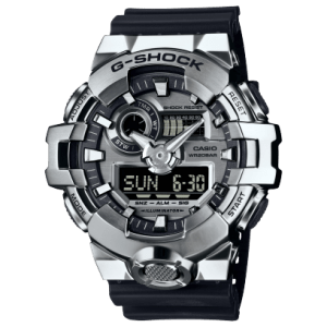 Reloj Casio G-Shock esfera plateada y exterior igual con correa negra.