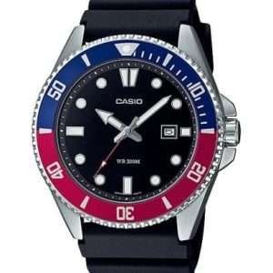 Reloj Casio con esfera negra y con la correa del mismo color aunque la caja es bicolor azul y roja.