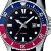 Reloj Casio con esfera negra y con la correa del mismo color aunque la caja es bicolor azul y roja.