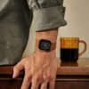 Reloj Casio Collection con esfera Negra con toques dorados y con la correa de cuero marrón.