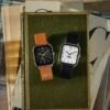 Reloj Casio Collection con esfera Negra con toques dorados y con la correa de cuero marrón.