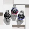 Reloj Casio con esfera negra y exterior del mismo color con una correa plateada de acero inoxidable.