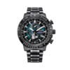 Reloj Citizen esfera que combina colores azules con verdes con toques blancos y amarillos y exterior igual con correa negra de acero inoxidable.