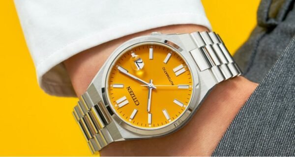 Reloj Citizen esfera naranja con toques plateados y con correa plateada de acero.