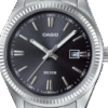 Reloj Casio Collection esfera negra y exterior con correa plateada de acero inoxidable.