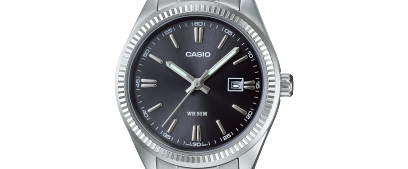 Reloj Casio Collection esfera negra y exterior con correa plateada de acero inoxidable.