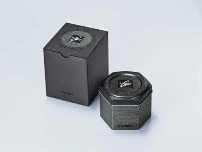 Reloj Casio G-Shock con esfera de color full negro y exterior de acero en color plateada igual que la correa de resina.