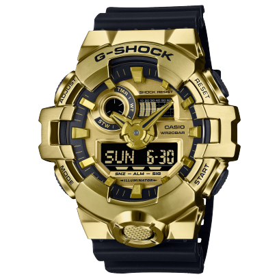 Reloj Casio G-Shock con esfera de color dorado toques negros y correa en color negro.