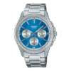 Reloj Casio con esfera de color azul con toques en gris y exterior de acero en color plata.