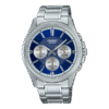 Reloj Casio con esfera de color azul oscuro con toques en gris y exterior de acero en color plata.