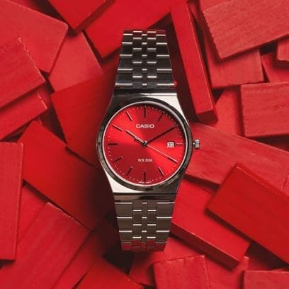 Reloj Casio con esfera de color rojo con toques en gris y exterior de acero en color plata.