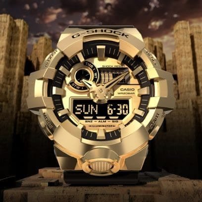 Reloj Casio G-Shock con esfera de color dorado toques negros y correa en color negro.