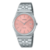 Reloj Casio con esfera de color rosa con toques en gris y exterior de acero en color plata.