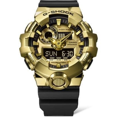 Reloj Casio G-Shock con esfera de color dorado toques negros y correa en color negro.