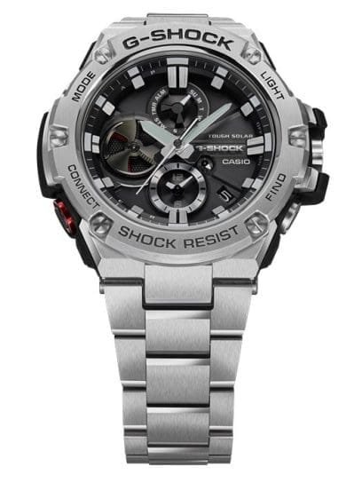 Reloj Casio G-Shock con esfera de color full negro y exterior de acero en color plateada igual que la correa de resina.