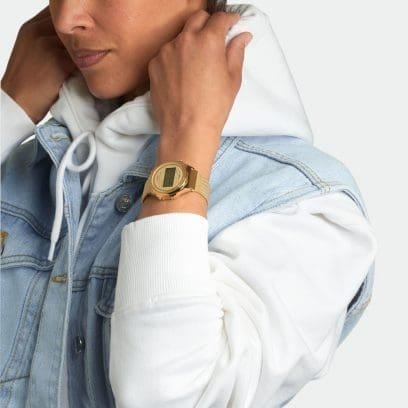 Reloj Casio A171WEMG-9AEF dorado con pantalla digital y pulsera de acero inoxidable.