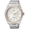 Primer plano del Citizen AW1244-56A, reloj analógico Eco-Drive con esfera blanca y correa de acero inoxidable bicolor.