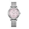 Primer plano del Citizen EW2621-75X, reloj femenino con esfera rosa champán y correa de acero inoxidable.