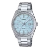 Primer plano del Casio MTP-1302PE-2AVEF, reloj analógico con esfera azul y correa de acero inoxidable.