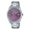Primer plano del Casio MTP-1302PD-6AVEF, reloj analógico con esfera lila y correa de acero inoxidable.