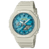 Primer plano del G-SHOCK GA-2100AS-5AER con caja color arena y detalles en azul sobre fondo claro.