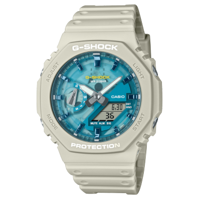 Primer plano del G-SHOCK GA-2100AS-5AER con caja color arena y detalles en azul sobre fondo claro.