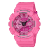 Reloj G-SHOCK Barbie en rosa empolvado visto desde el frente, con esfera dorada y diseño resistente.