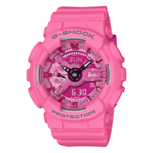 Reloj G-SHOCK Barbie en rosa empolvado visto desde el frente, con esfera dorada y diseño resistente.